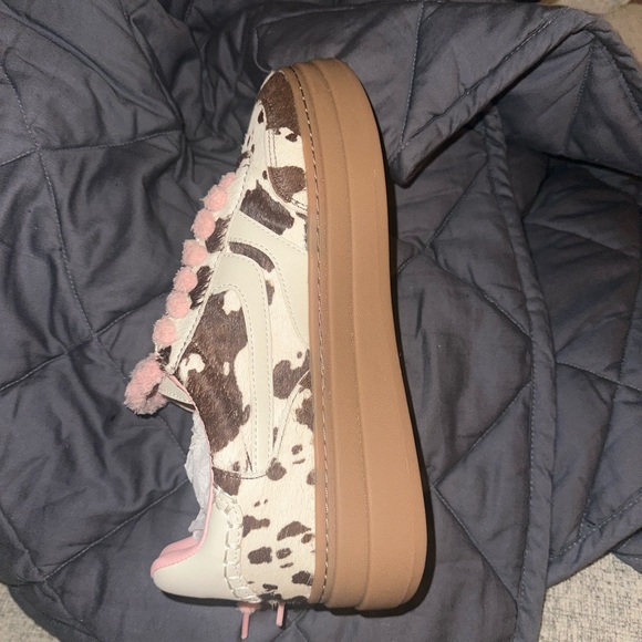 Steve Madden Fuzzy Multicolor Cow Print Sneakers – Pink Laces – Size 8 – NIB🐮🐄 - Picture 5 of 6
